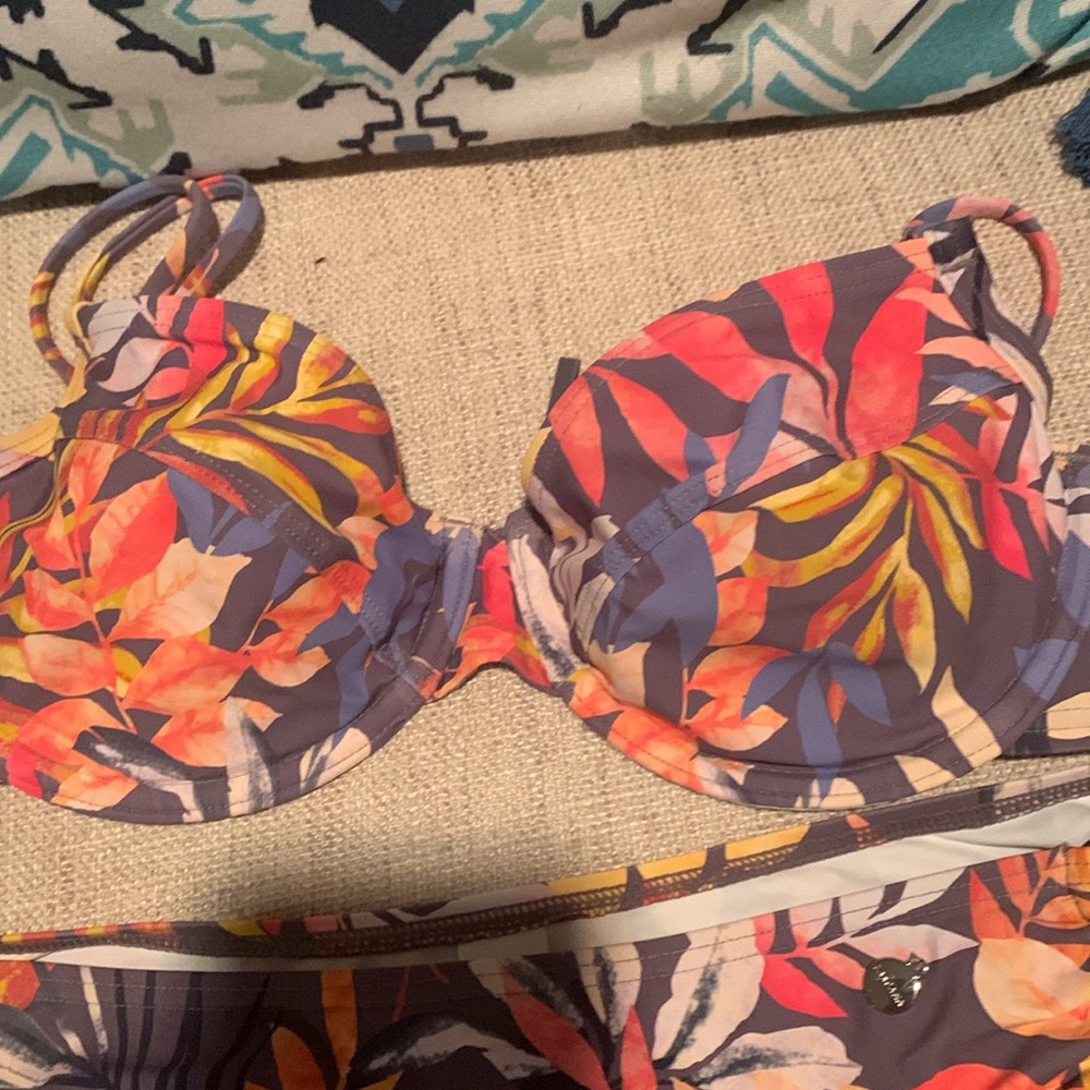Two piece bathing suit - Picture 2 of 6